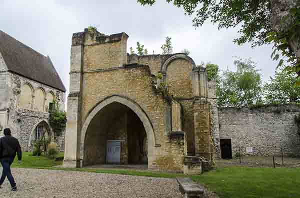 Francia - Senlis 11 - parque de los restos del castillo real de Senlis.jpg